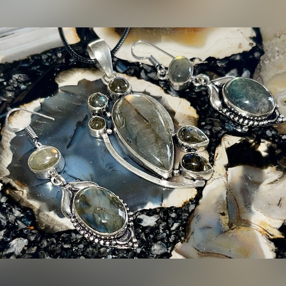 Labradorite Pendant & Earrings Set - Picture 8 of 13